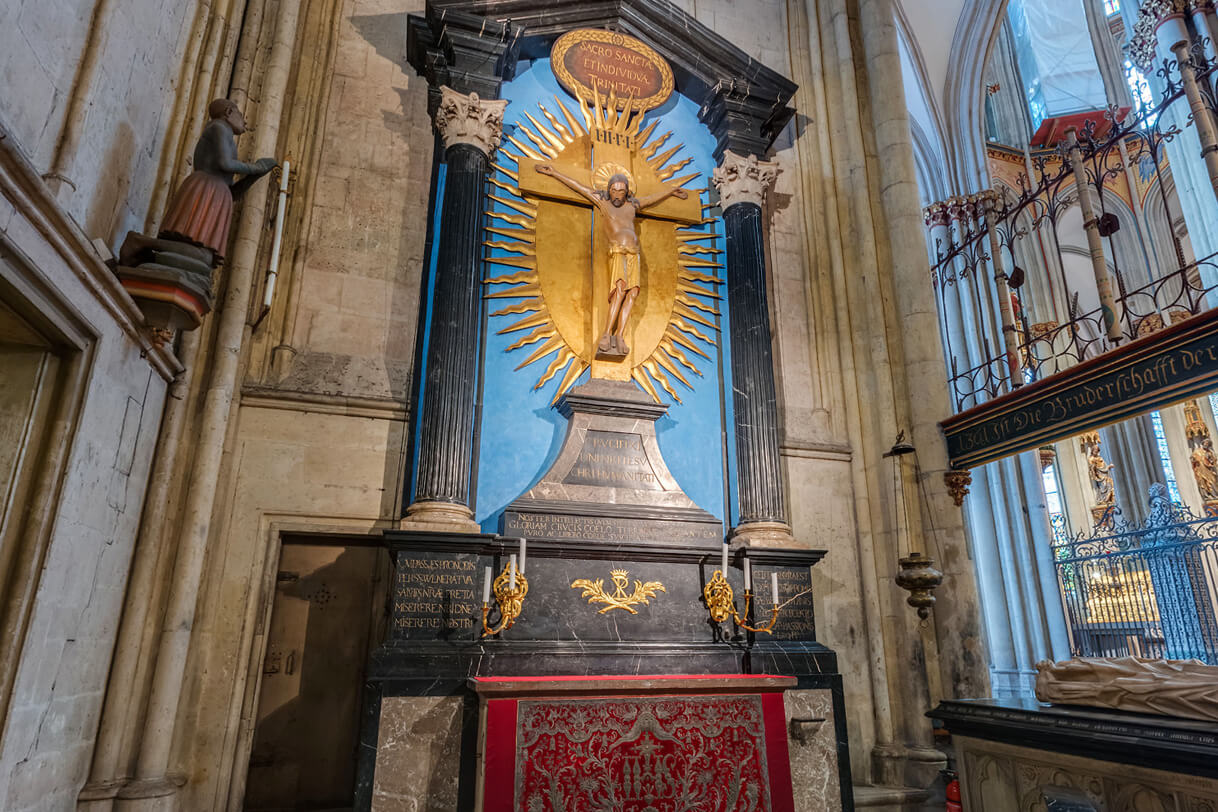 360° view of a side altar inside Cologne Cathedral with a gilded crucifix against a blue background
